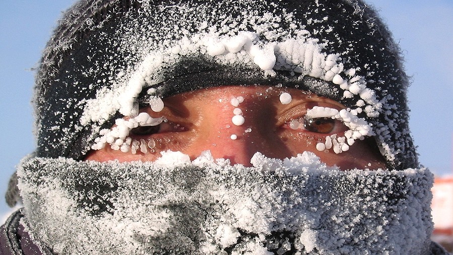 Polarnik Christophe Mozer podczas mrozu na stacji polarnej Concordia na Atnarktydzie. Fot. Wikipedia / Dargaud.