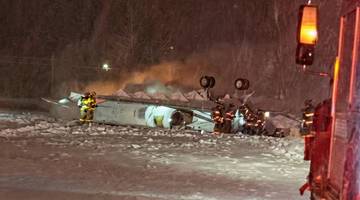 Rozbity prywatny odrzutowiec Bombardier Challenger 600 na śniegu, z kt&oacute;rego unosi się dym, strażacy zabezpieczają teren.