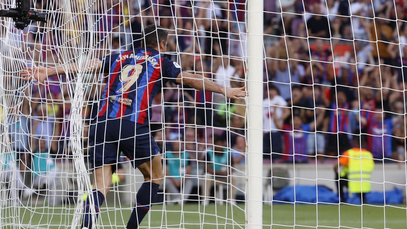 Robert Lewandowski strzelił dwa gole na Camp Nou. Barcelona wygrała z Realem Valladolid