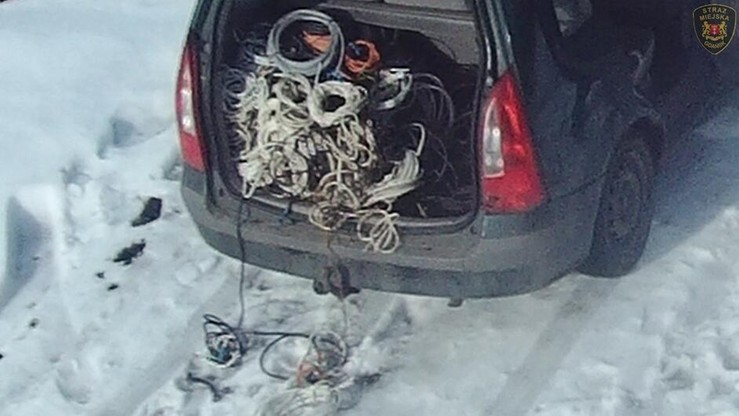 Bagażnik auta wypełniony był kablami.