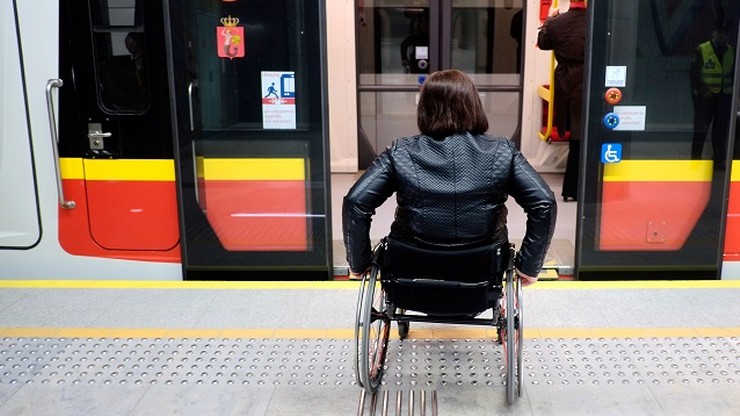 "Dzień Integracji w metrze". Pasażerowie poznają zasady zachowania wobec niepełnosprawnych