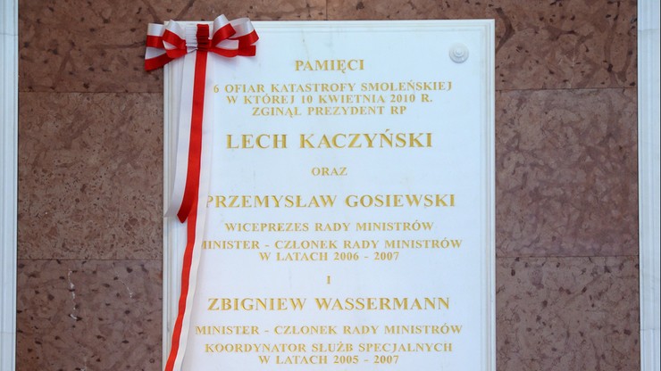 Smoleńska tablica w kancelarii premiera bez zmian. Tylko z nazwiskami polityków PiS
