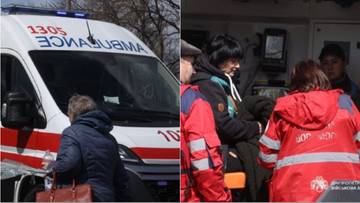 Fragment karetki pogotowia z numerem 1305 i napisem "AMBULANCE" po lewej stronie, po prawej fragment wnętrza pojazdu z personelem medycznym i poszkodowanymi.