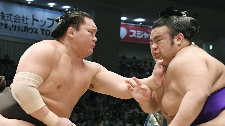 20 zawodników sumo uratowało tonącą kobietę