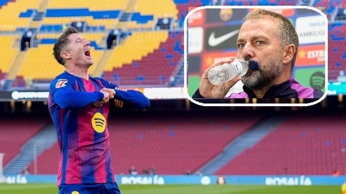 Robert Lewandowski w stroju Barcelony świętuje gola, obok Hansi Flick pijący wodę.