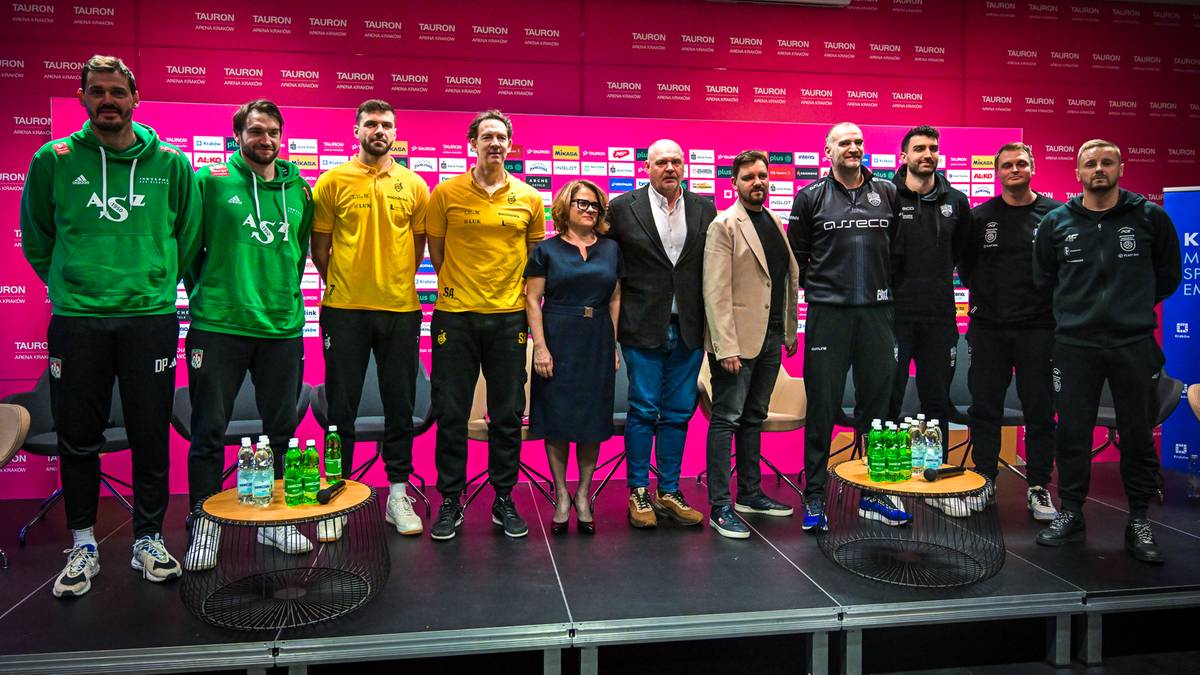 Drużyny siatkarskie i przedstawiciele ligi pozują do wspólnego zdjęcia na scenie.