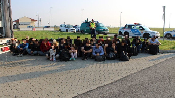 Ponad 30 migrantów w tureckiej ciężarówce. Węgierscy policjanci udaremnili próbę przemytu