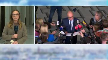 Dziennikarka po lewej, mężczyzna w garniturze otoczony przez dziennikarzy po prawej.