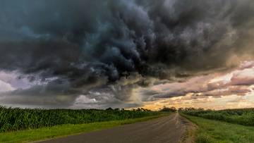 Prognoza pogody na długi weekend. Deszcz i burze, ale temperatury letnie