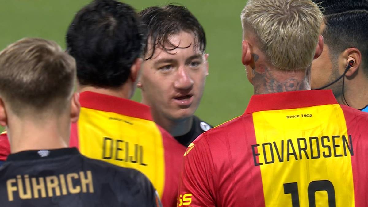 Dwóch piłkarzy podczas meczu piłki nożnej, jeden z nich ma na koszulce napis "EDVARDOSEN 10".