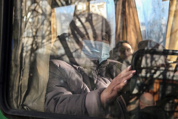 Mieszkańcy Doniecka siedzą w autobusie podczas ewakuacji do obwodu rostowskiego Rosji w Doniecku