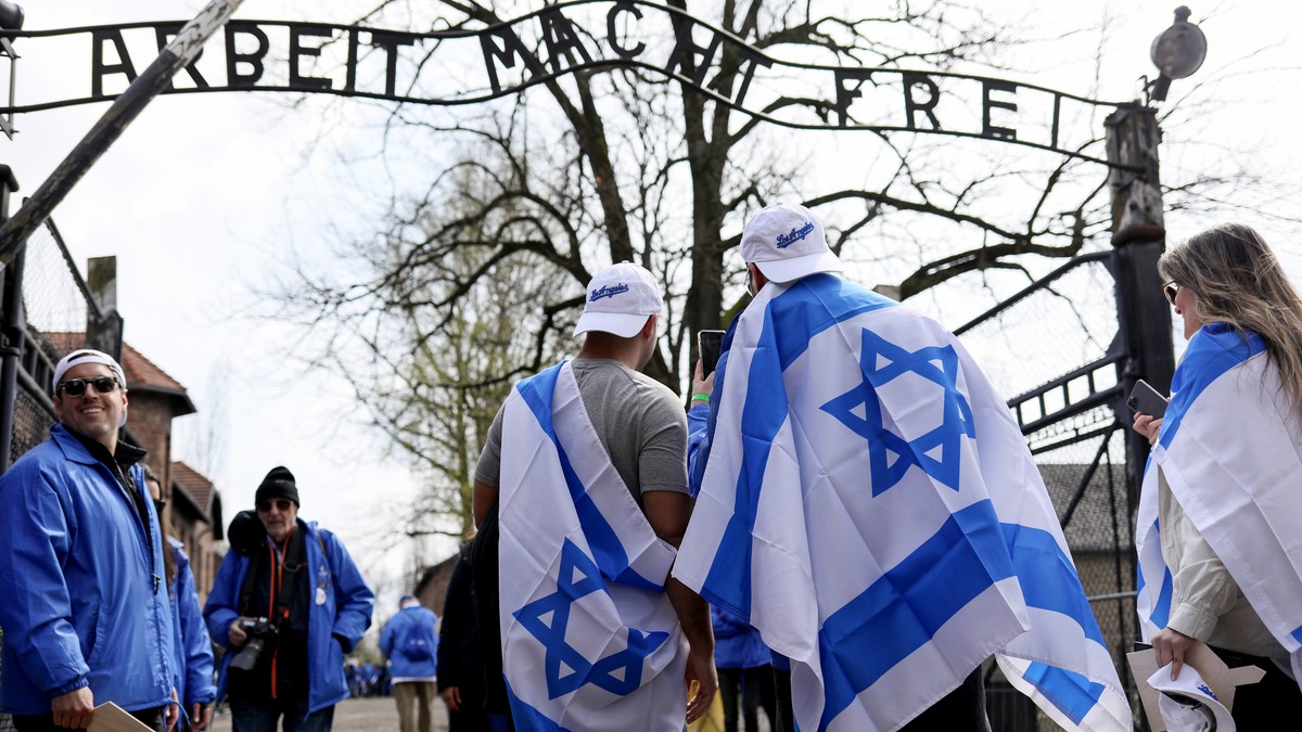 Oświęcim: Marsz Żywych. Młodzi Żydzi i Polacy upamiętnili ofiary Holokaustu