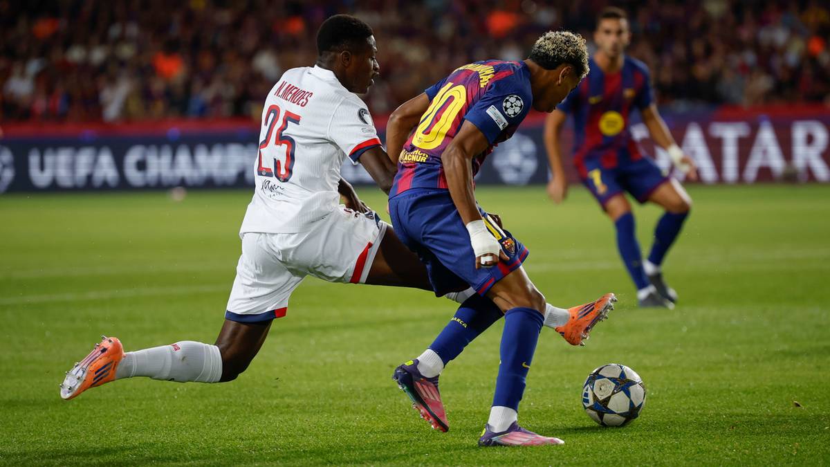 Dw&oacute;ch piłkarzy w akcji na boisku podczas meczu. Zawodnik w białej koszulce numer 25 ślizga się po murawie, pr&oacute;bując odebrać piłkę zawodnikowi w granatowo-ż&oacute;łtej koszulce z numerem 10.