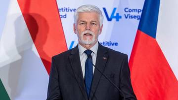 Petr Pavel, prezydent Czech, przemawia przy mównicy.