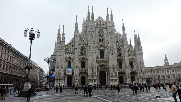 "Kicz", "prowokacja". Włosi o palmach na placu przed mediolańską katedrą