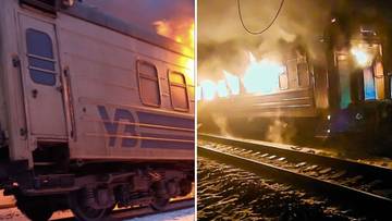 Płonący wagon pociągu po ataku dronem.