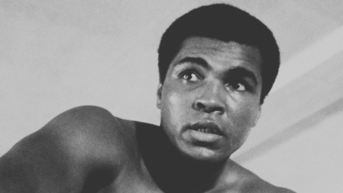 Portret Muhammada Alego, legendarnego boksera, w zbliżeniu.