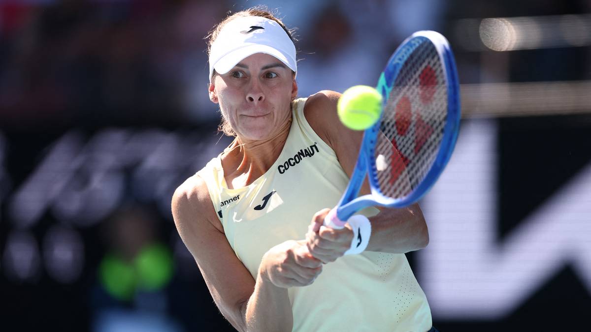 Tenisistka Magda Linette odbija piłkę podczas meczu.
