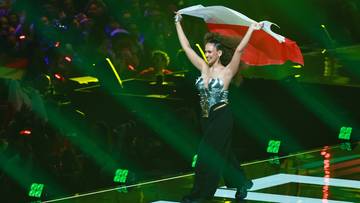 Artystka Alicja Szemplińska z polską flagą na scenie Eurowizji.