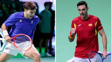 Dwóch tenisistów, jeden w niebieskiej koszulce z włoską flagą, drugi w czerwonej z hiszpańskim herbem, świętujący zwycięstwo.