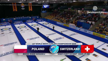 Arena curlingowa podczas meczu Polska - Szwajcaria. Na lodzie widoczne są dwa tory do gry z kamieniami, a na ekranie informacja o zawodach LGT World Men's Curling Championship 2026.