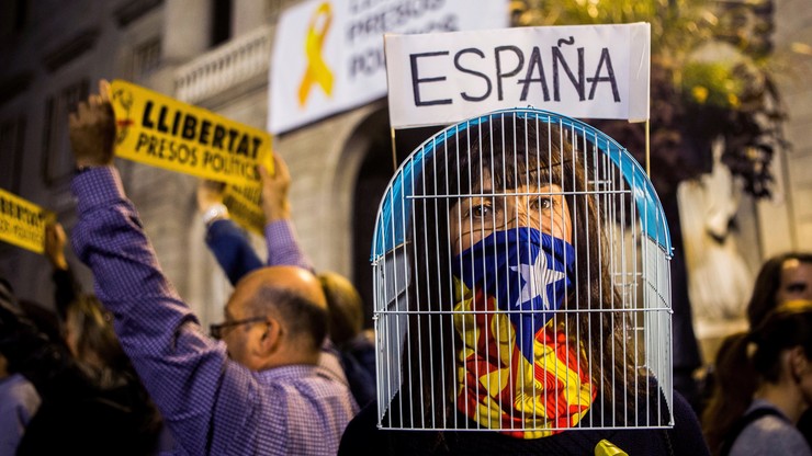"Uwolnić więźniów politycznych!". Wiece poparcia dla osadzonych ministrów gabinetu Puigdemonta