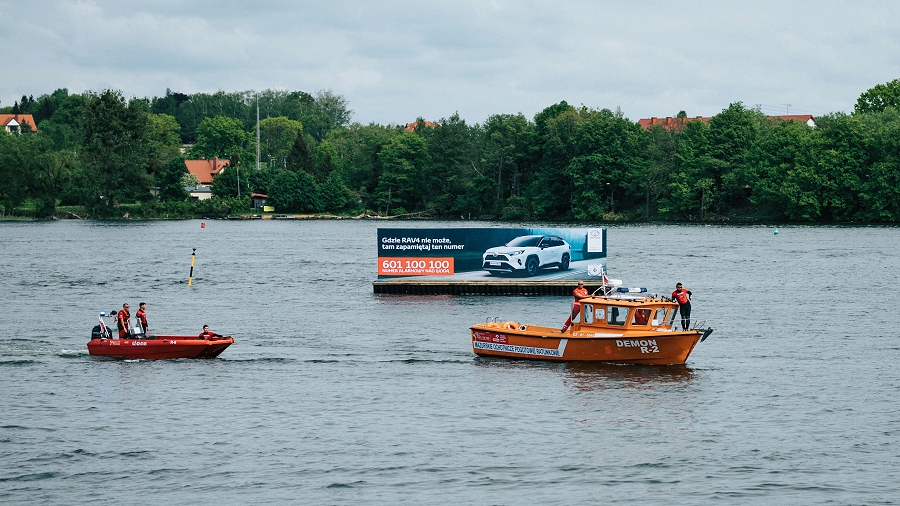 Tablica reklamowa na jednym z mazurskich jezior. Fot. Toyota Motor Poland.