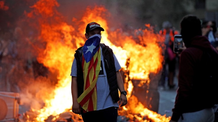 Ponad pół miliona osób na proteście w Barcelonie. Podpalone barykady, odwołane loty