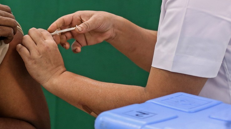 RPA wstrzymuje szczepienia preparatem AstraZeneca. Odpowiedź Brytyjczyków