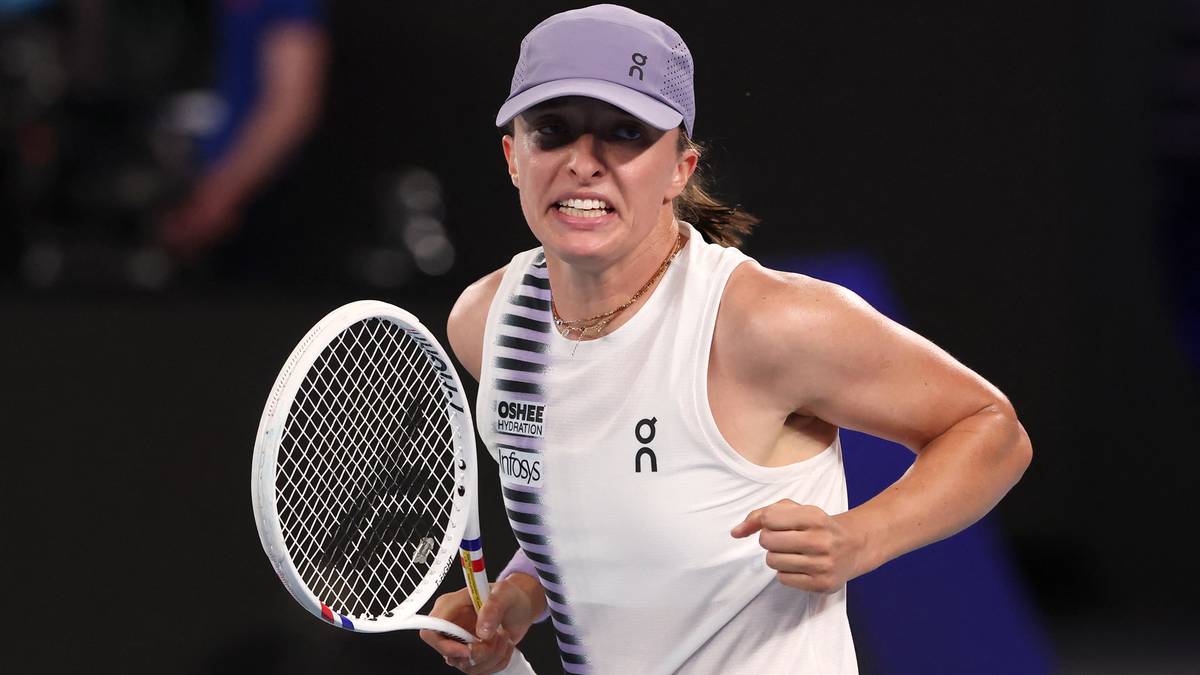 Iga Świątek podczas meczu tenisowego, trzymająca rakietę i skupiona na grze.