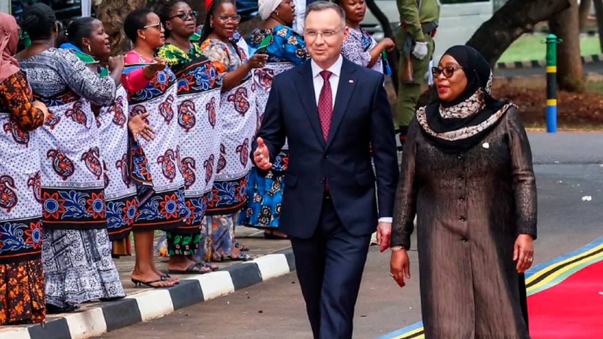 Andrzej Duda witany jak "Król Lew". Czerwony dywan i "hakuna matata"