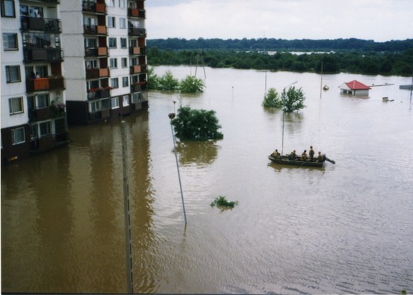 Pomoc dla powodzian dostarczano pontonami