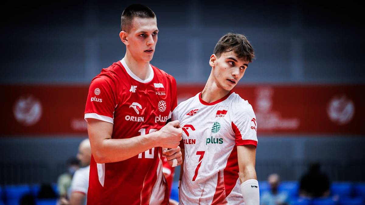 Dwóch młodych siatkarzy w strojach sportowych. Jeden w czerwonej koszulce z numerem 10 i logo, drugi w białej z numerem 7 i logo.