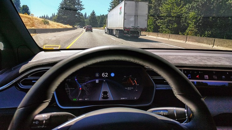 Tesla jechała autostradą. W środku spali kierowca i pasażer