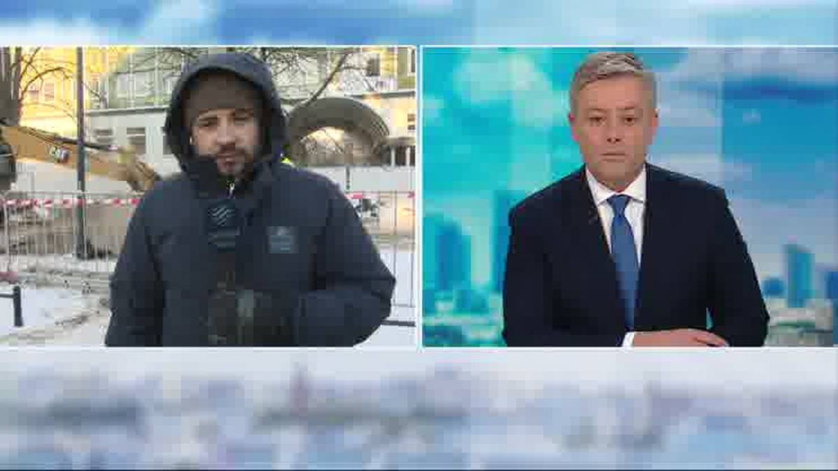 Mężczyzna w zimowej kurtce na tle placu budowy i prezenter wiadomości w garniturze.