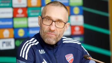 Trener Rakowa Częstochowa w okularach i dresie z logo klubu.