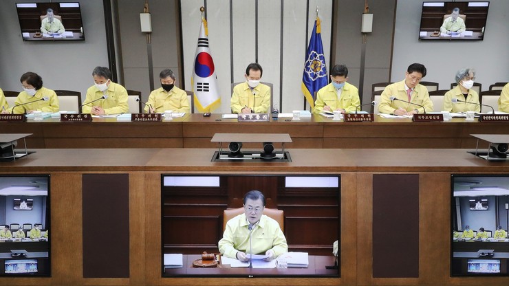 Korei Południowa nie wprowadziła surowych zakazów, a ma mało zakażeń koronawirusem
