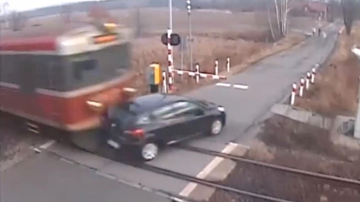 Kierowca wjechał pod pociąg. Kolej publikuje film i przestrzega kierowców
