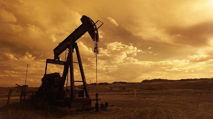 Zapasy ropy w USA rosną. Ale cena baryłki też