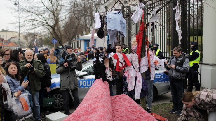 Warszawa: antywojenna akcja "Daj coś z worka dla orka" przed ambasadą Rosji