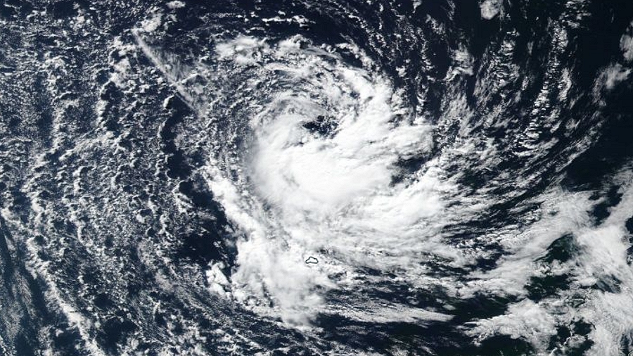 Zdjęcie satelitarne subtropikalnego cyklonu nad Pacyfikiem. Fot. NASA.