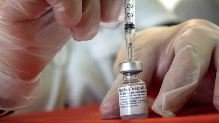 Koronawirus. Pfizer tymczasowo zmniejsza dostawy szczepionek dla Europy