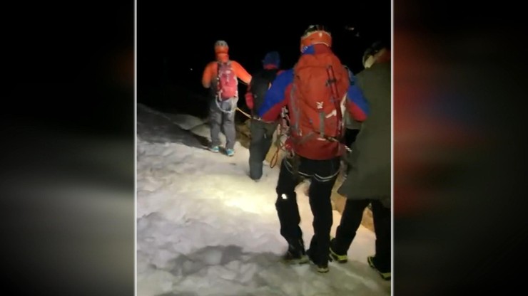 Nocna akcja GOPR na Śnieżce. Ratownicy sprowadzili na dół dwoje wychłodzonych turystów z Czech