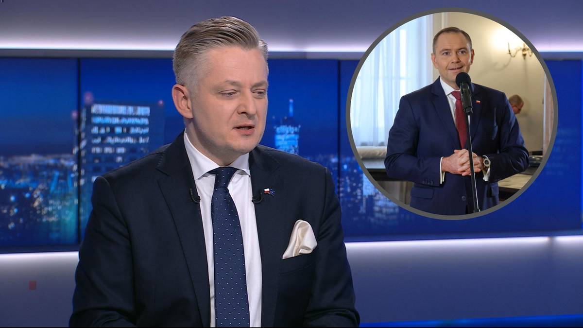 Mężczyzna w garniturze przemawia, w tle okno z widokiem na miasto. W prawym g&oacute;rnym rogu zdjęcie drugiego mężczyzny przemawiającego do mikrofonu.