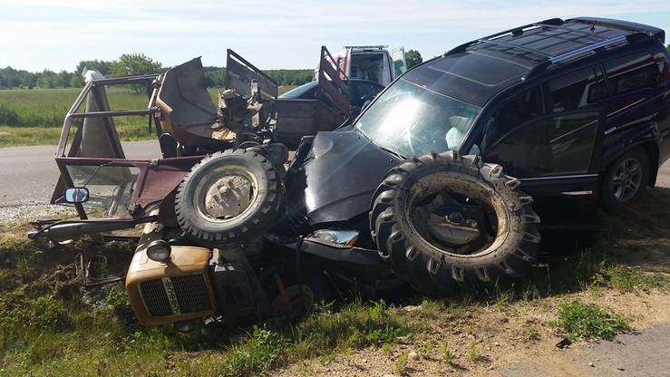 Samochód Włodzimierza Cimoszewicza zderzył się z ciągnikiem