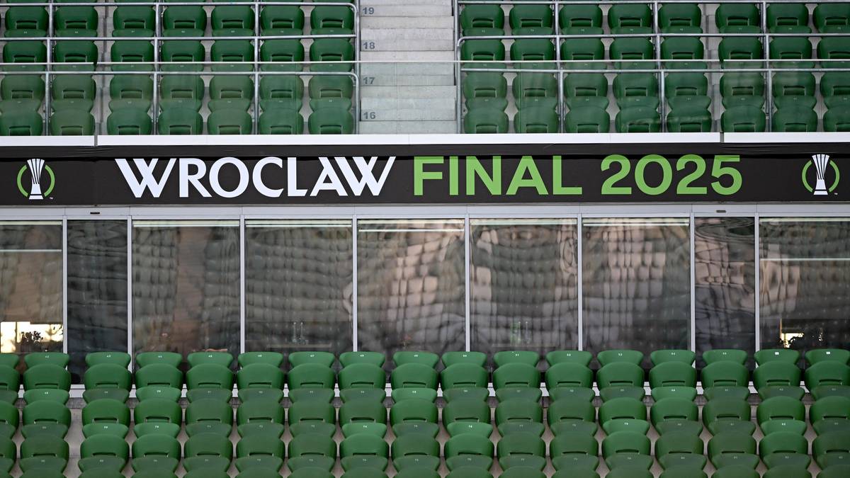 Fragment stadionu piłkarskiego z zielonymi siedzeniami. Na górze widoczny napis WROCŁAW FINAL 2025.