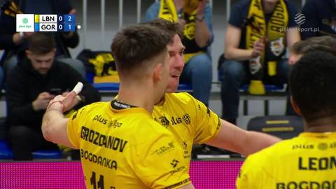 Siatkarze w ż&oacute;łtych strojach świętują zdobyty punkt podczas meczu Bogdanka LUK Lublin - Cuprum Stilon Gorz&oacute;w.