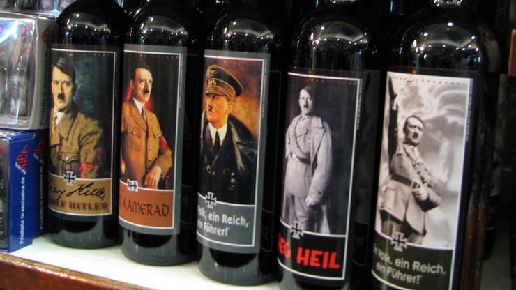 "Sieg Heil". Hitler pozdrawia z półek niemieckiego pubu