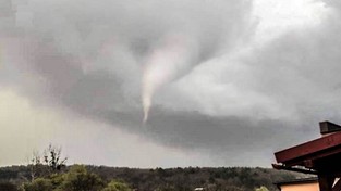 23.04.2021 10:00 Tornado szalało nad Słowacją. Zrywało dachówki i łamało drzewa. Mieszkańcy byli w szoku [WIDEO]