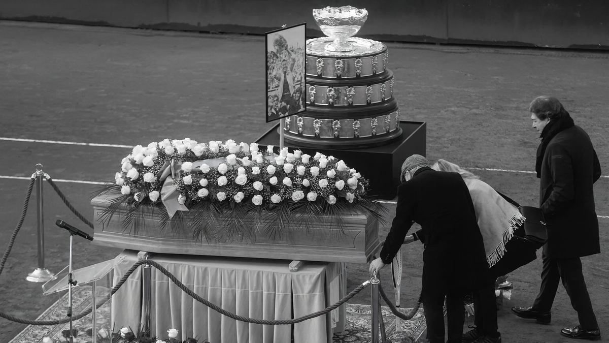 Trumna z wieńcami białych róż i trofeum Pucharu Davisa na korcie tenisowym podczas pogrzebu Nicolasa Pietrangeli.